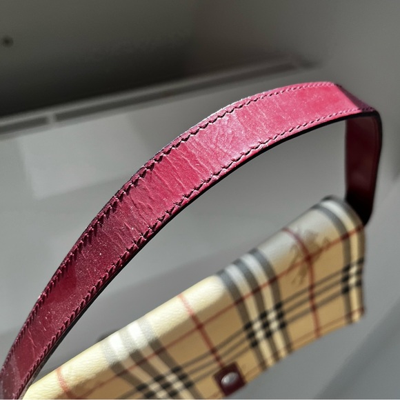 Burberry: Haymarket Nova Check PVC Baguette Shoulder Bag - Picture 15 of 16